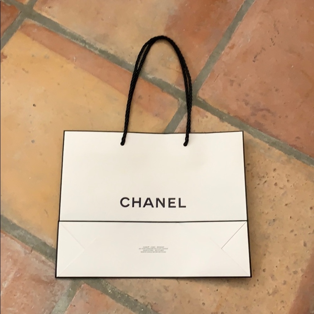 SOLD 🤍🖤 CHANEL Purchase Bag - Picture 2 of 2